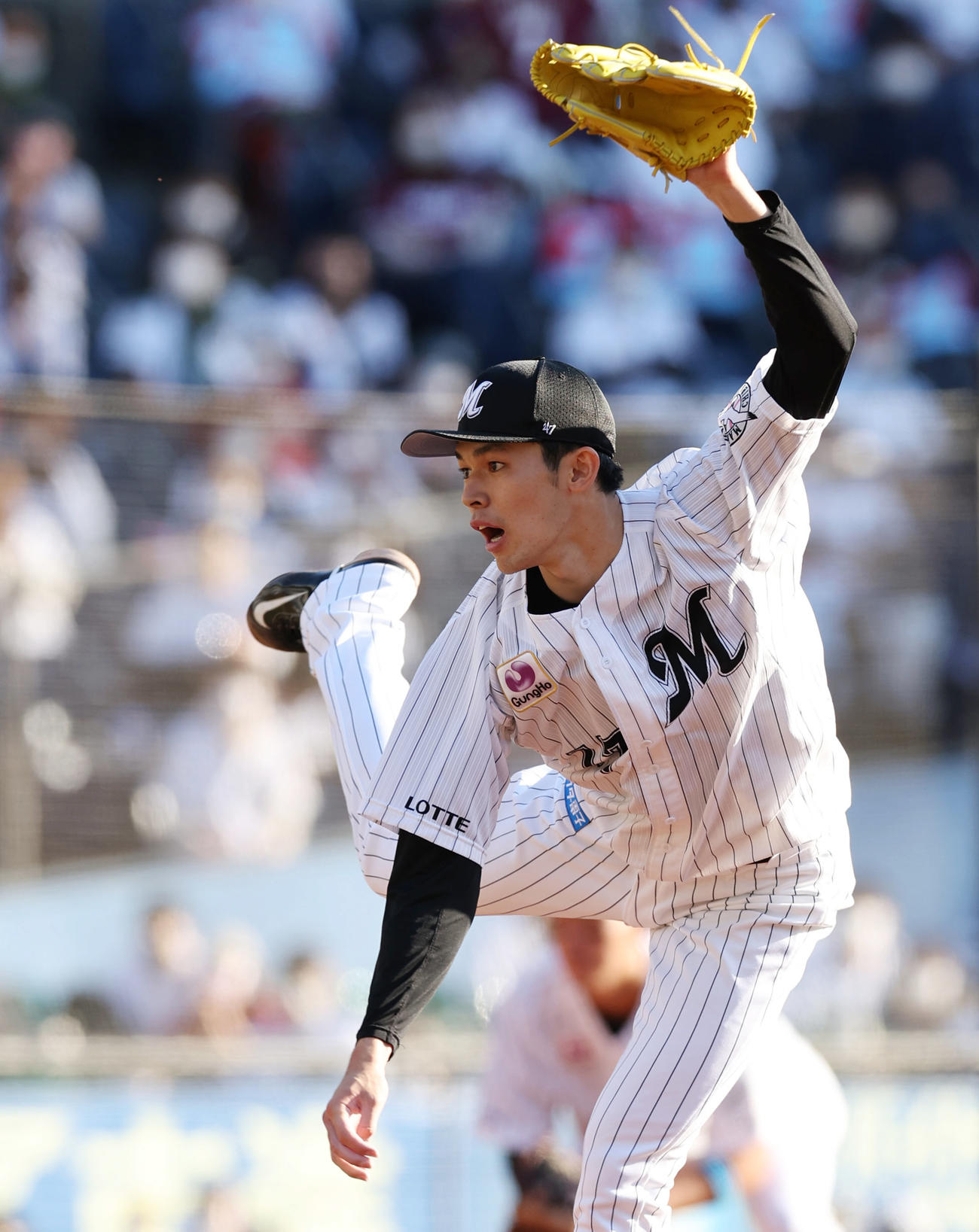 2021年11月6日、CSファーストステージ第1戦で気合の入った表情で力投するロッテ佐々木朗希