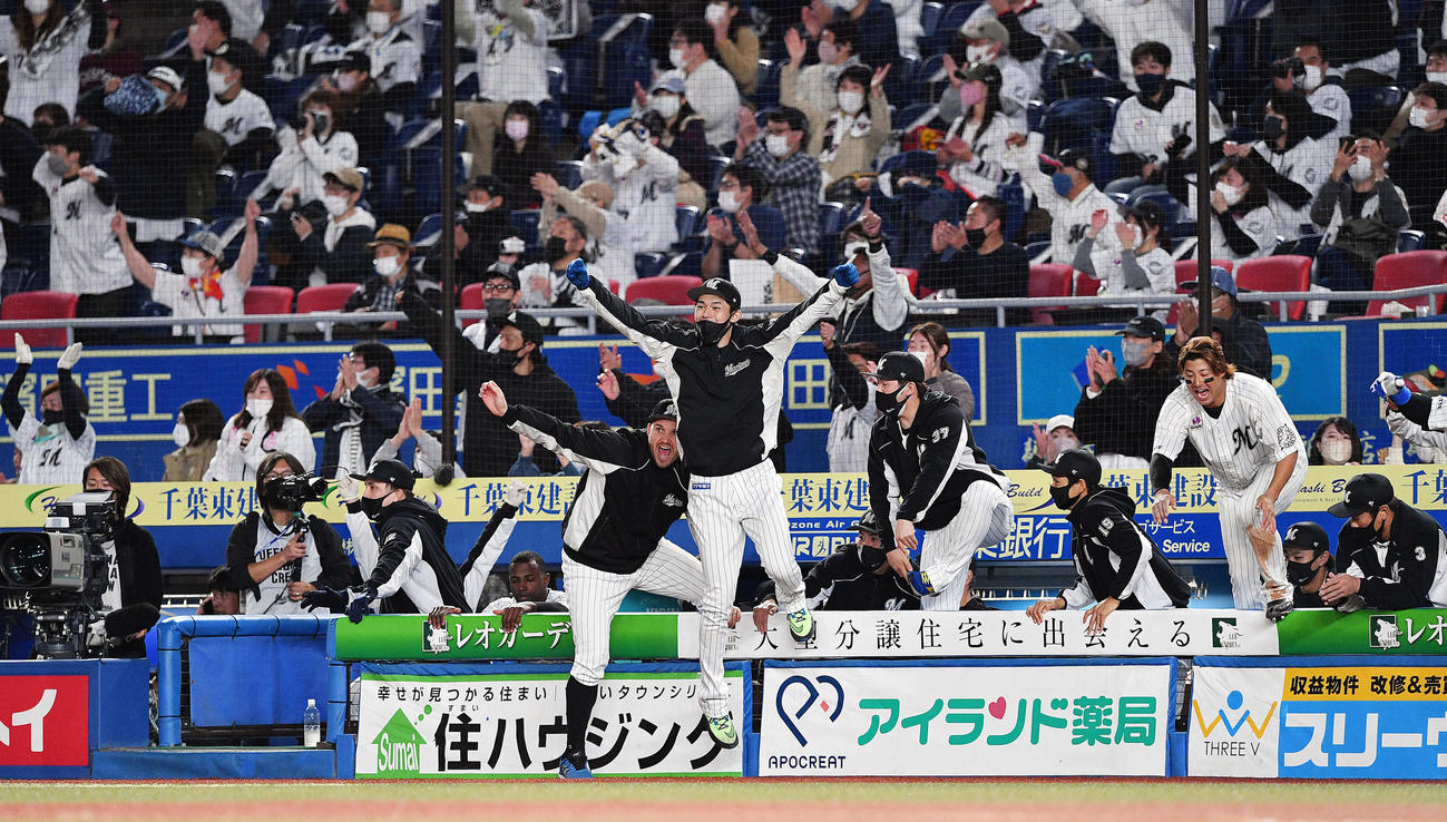 2021年11月6日、CSファーストステージ第1戦　9回裏ロッテ1死二塁、佐藤都のサヨナラ打にベンチから飛び出して喜ぶ佐々木朗（中央）らナイン