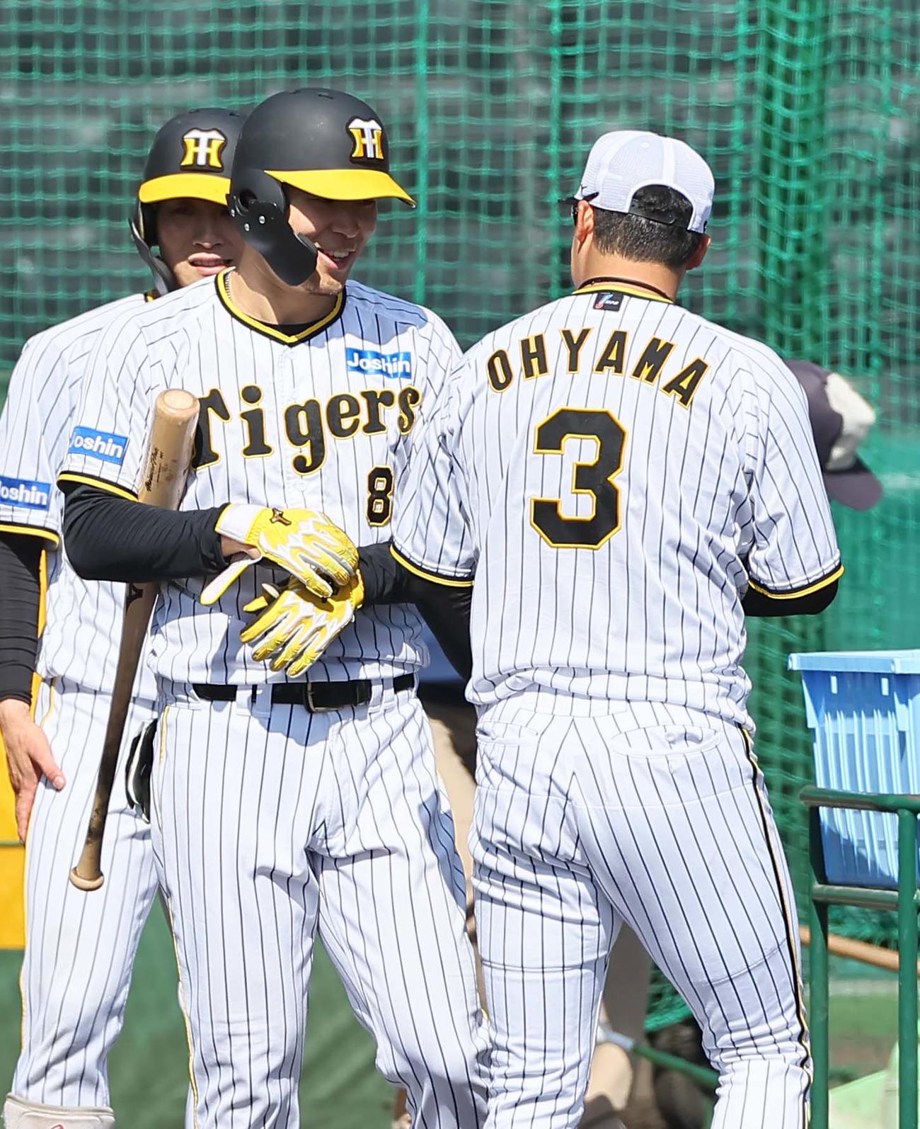 フリー打撃練習を終え大山（右）と談笑する佐藤輝（撮影・上田博志）