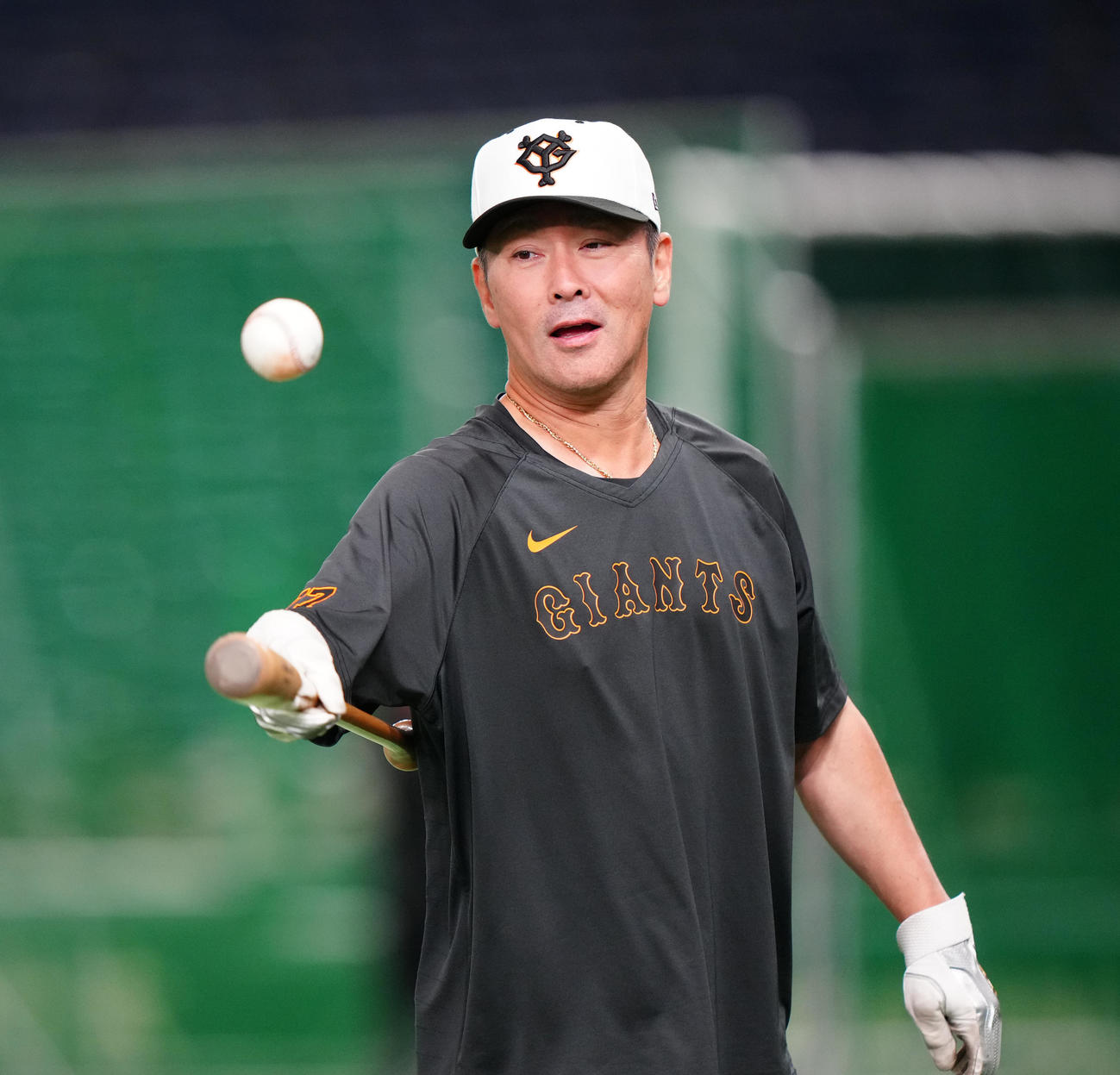 試合前練習に臨む巨人元木大介作戦兼内野守備コーチ（2023年7月29日撮影）