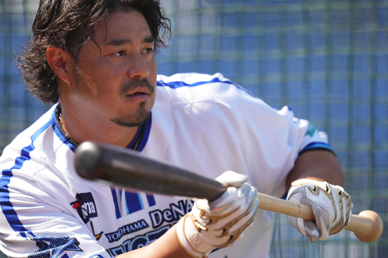 真剣な表情でバント練習をするDeNA宮崎（撮影・狩俣裕三）