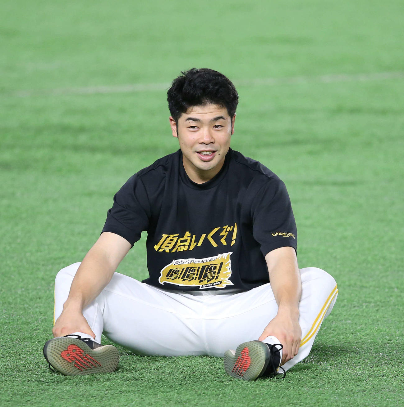 練習前にリラックスした表情を見せるソフトバンク近藤（撮影・冨田成美）