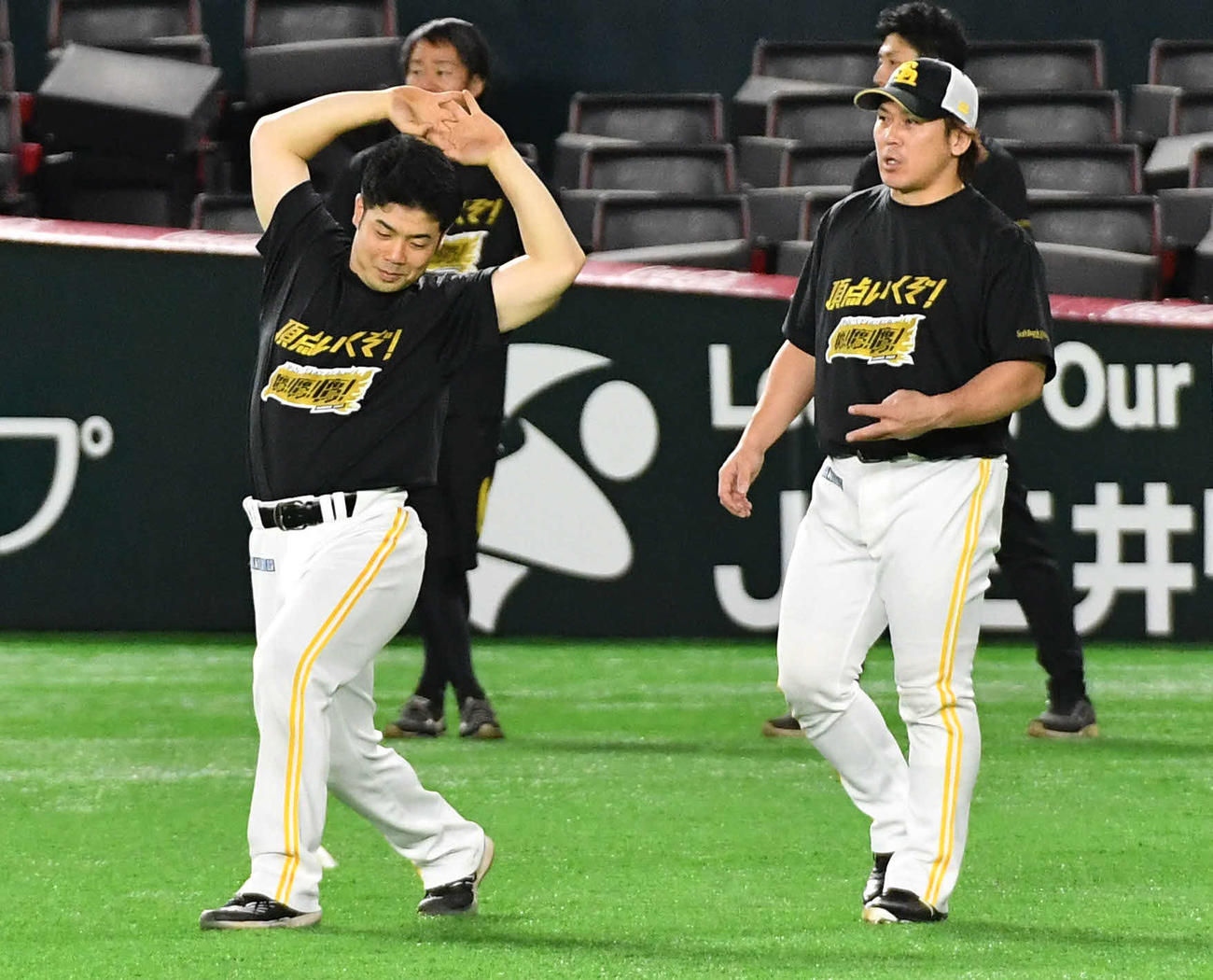 ウオーミングアップを行う近藤（左）と甲斐（撮影・岩下翔太）