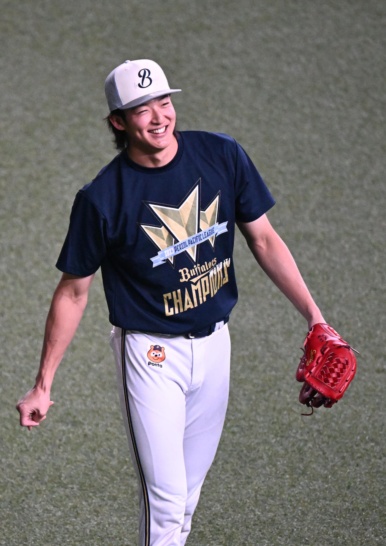 笑顔でキャッチボールをするオリックス山崎颯（撮影・和賀正仁）
