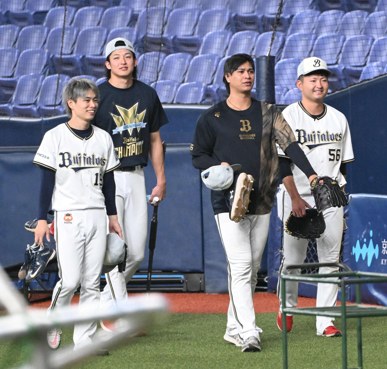 全体練習を終え引き揚げるオリックスの、左から山岡、山崎颯、宇田川、小木田（撮影・和賀正仁）