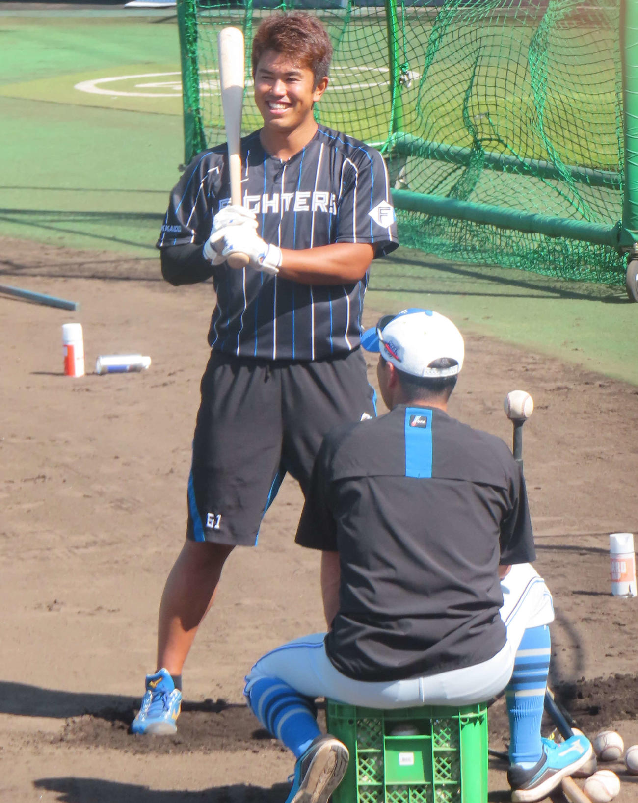 秋季練習で置きティーで笑顔を見せる日本ハムの今川