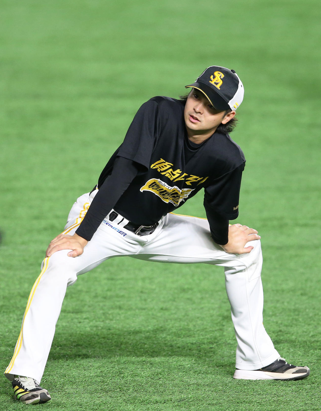 練習前にストレッチする川瀬（撮影・冨田成美）