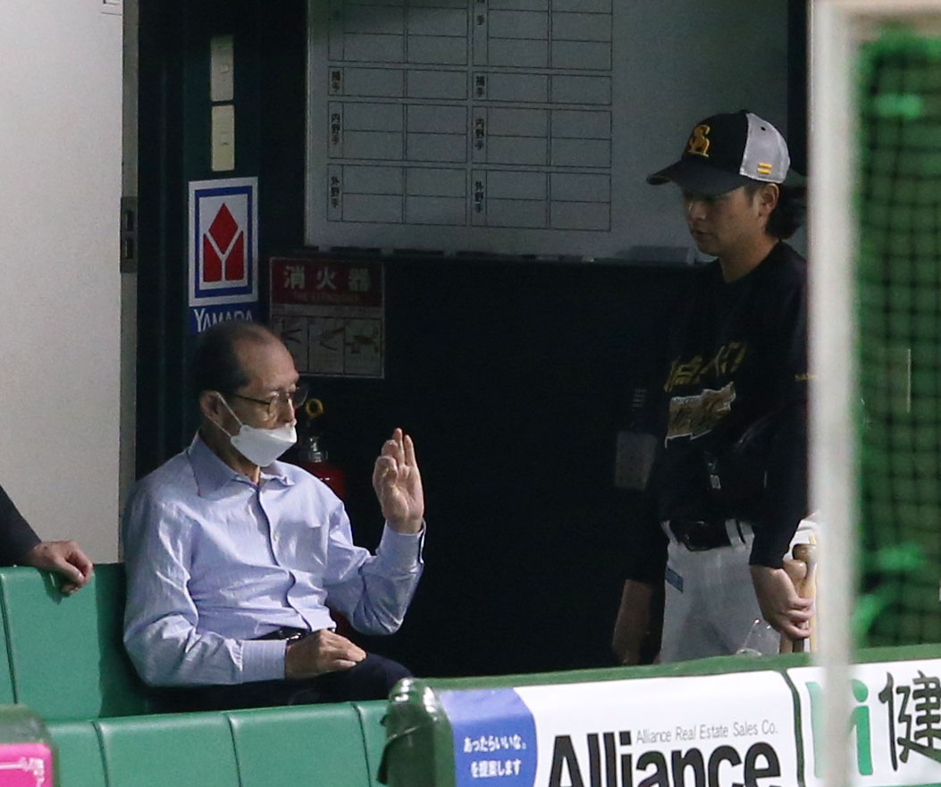 練習を終えた川瀬（右）にオッケーサインする王球団会長兼特別チームアドバイザー（撮影・冨田成美）