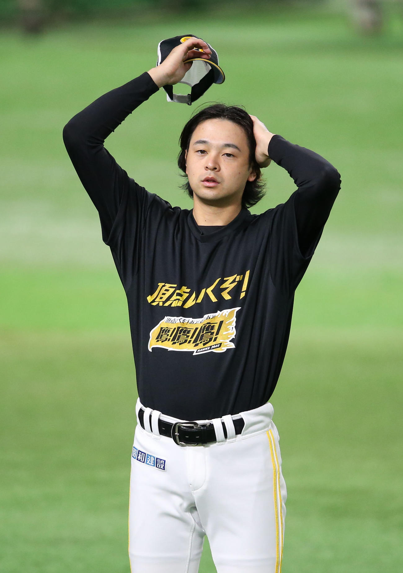 帽子をかぶる川瀬（撮影・冨田成美）