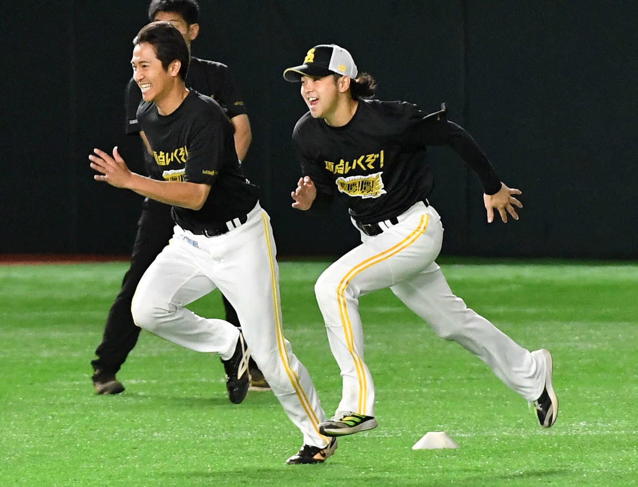 ウオーミングアップで柳町（左）と速さを競う川瀬（撮影・岩下翔太）