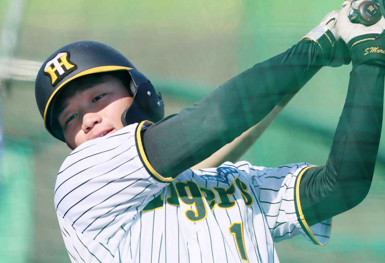 阪神対韓国選抜　ティー打撃を行う森下（撮影・加藤哉）