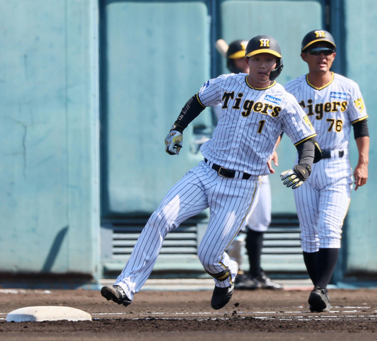 阪神対韓国選抜2 1回表阪神1死二塁、森下は中へ適時打を放つ（撮影・加藤哉）