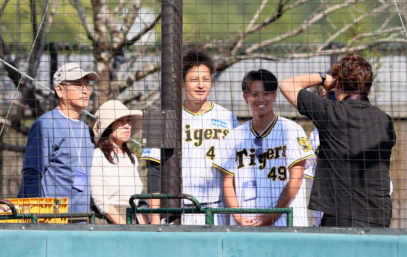阪神対韓国選抜2　先発で5回無失点の大竹は登板後、観戦に訪れた父・紳一郎さん（左）、母・和子さん（同2人目）、いとこの浩史さん（左から4人目）と記念写真に納まる（撮影・加藤哉）