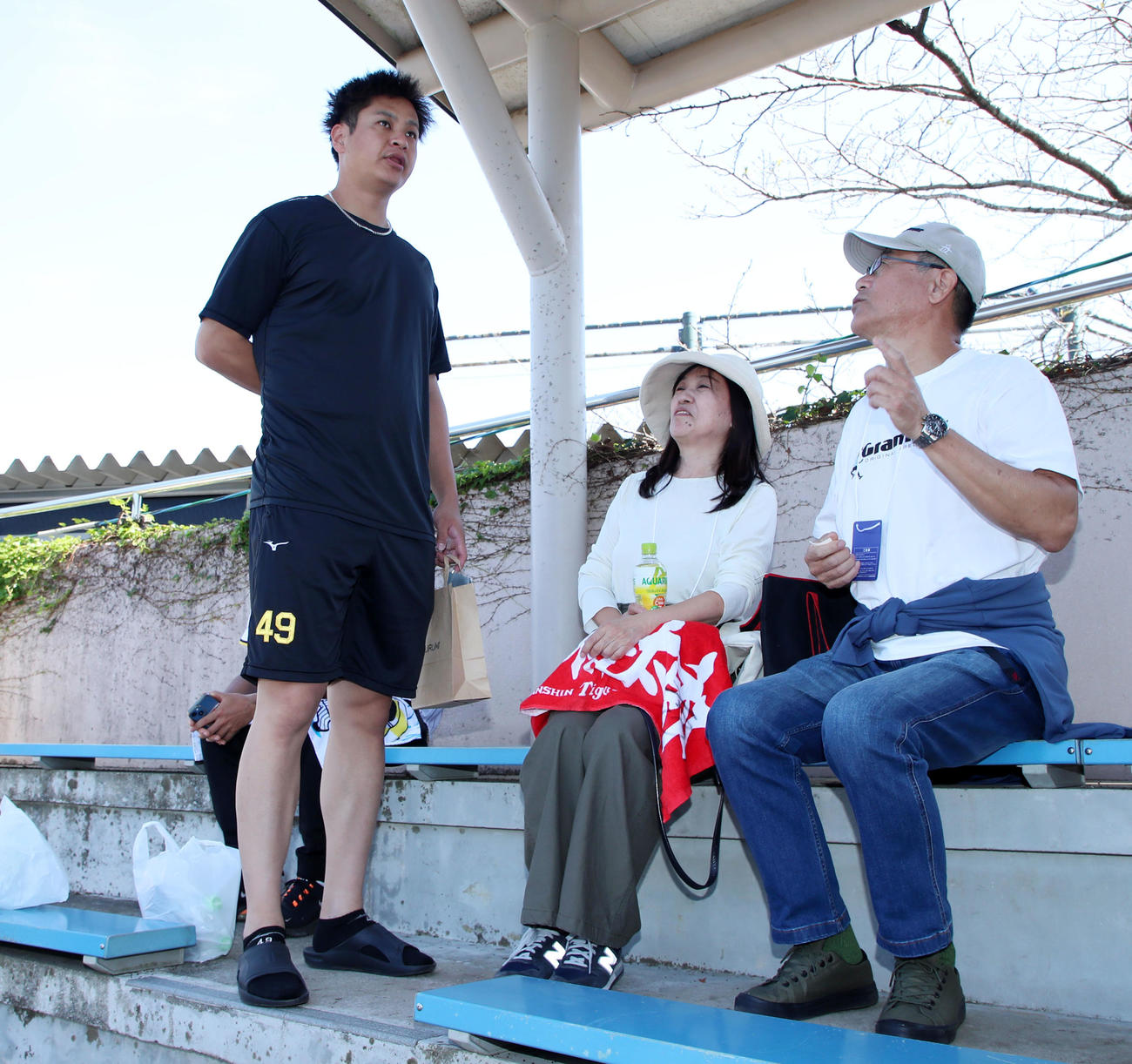 韓国戦の登板前、観戦に訪れた父・紳一郎さん（右）、母・和子さん（中央）と話す大竹（撮影・加藤哉）