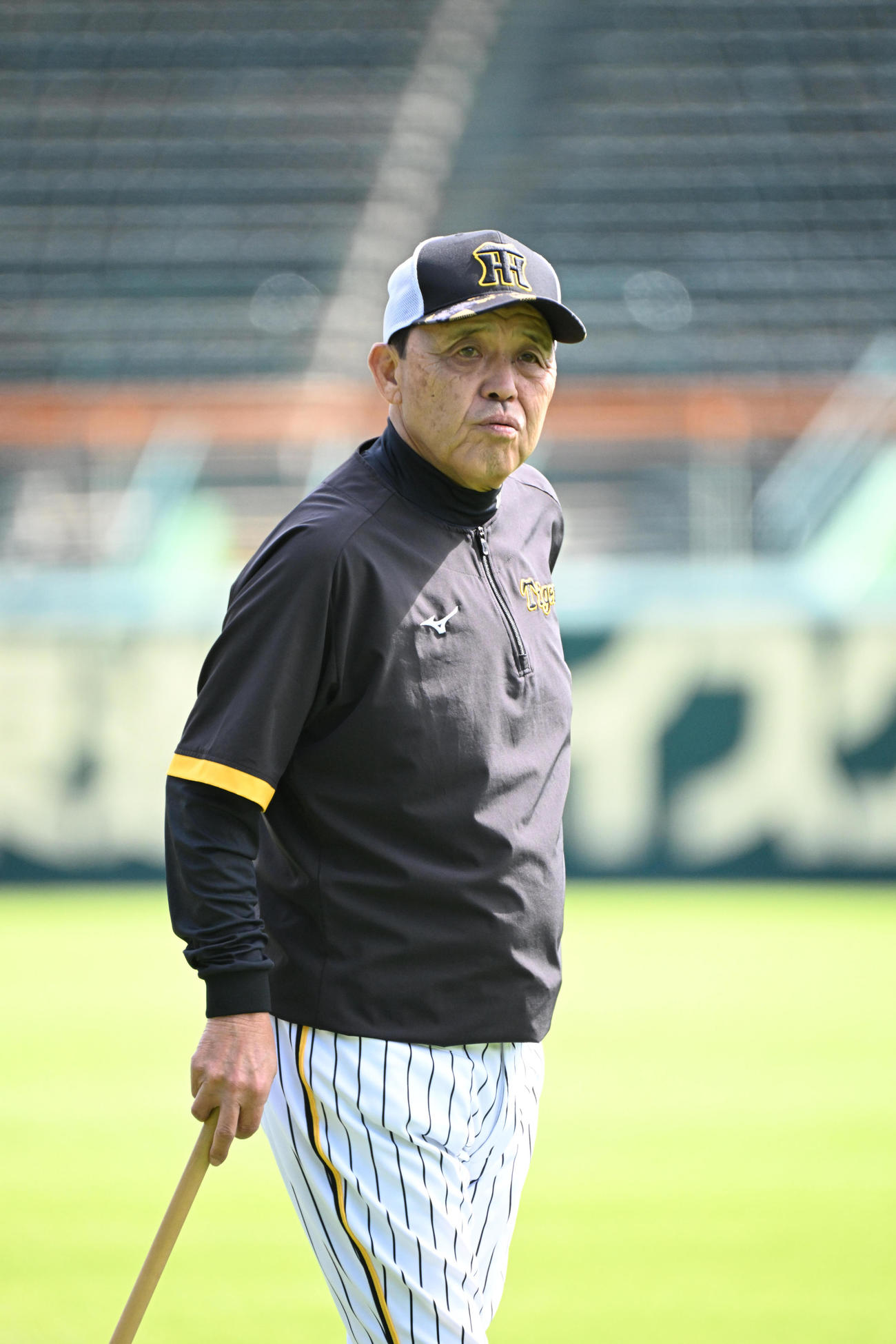 練習を見守る岡田監督（撮影・石井愛子）