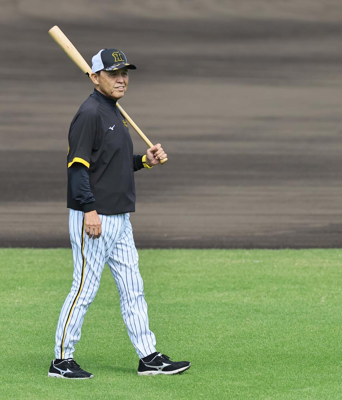 穏やかな表情で練習を見守る岡田監督（撮影・上田博志）