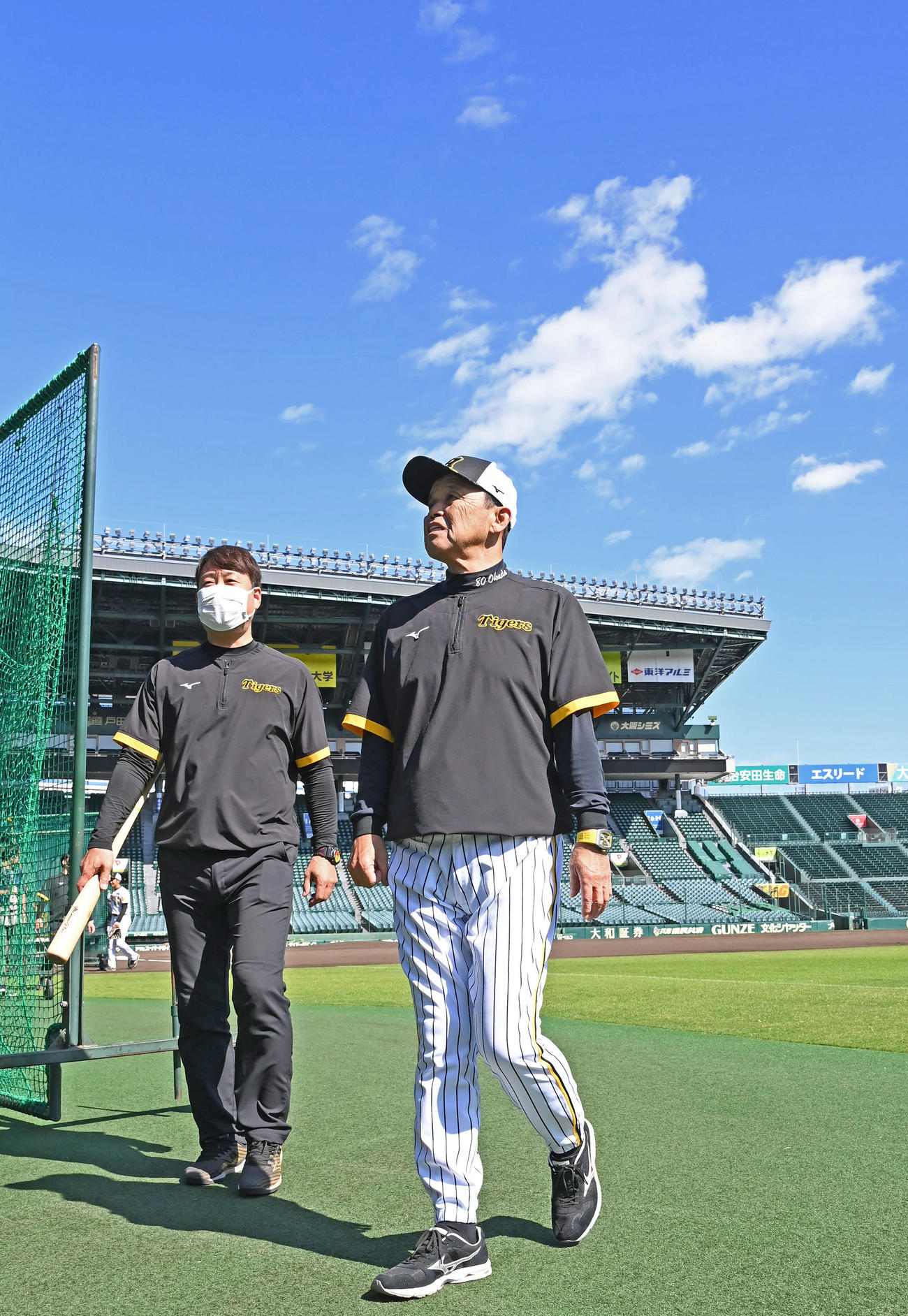 甲子園球場をあとにする岡田監督（撮影・石井愛子）