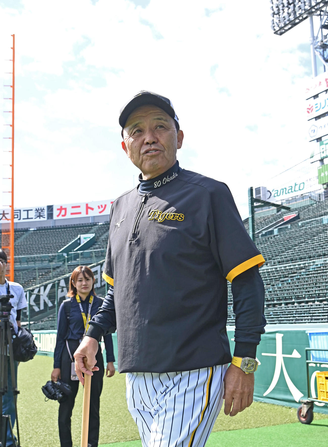 練習を見に甲子園球場を訪れる岡田監督（撮影・石井愛子）