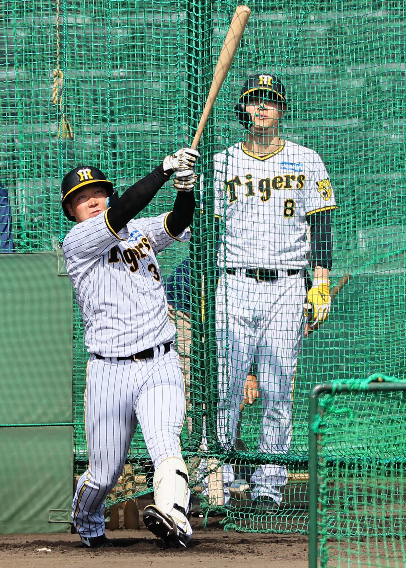 フリー打撃に励む大山。右は佐藤輝（撮影・上田博志）