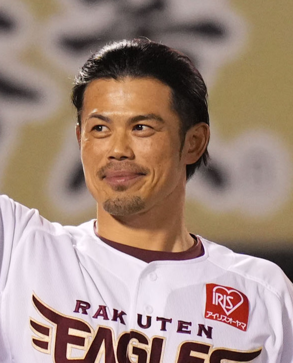 5月26日、日本ハムに勝利し、ボールを手に声援に応える楽天今江コーチ