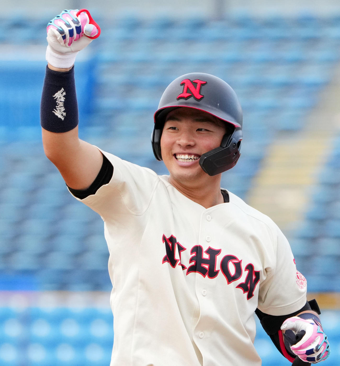 日大対中大　2回裏日大無死二塁、中前適時打を放ちガッツポーズする上加世田（撮影・横山健太）