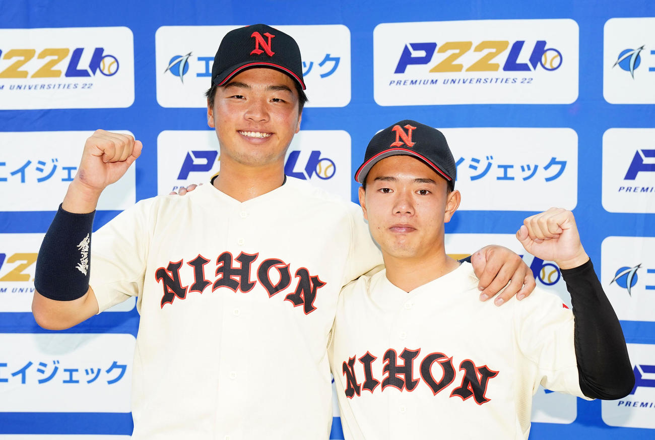日大対中大　ガッツポーズする日大・上加世田（左）と坂尾（撮影・横山健太）