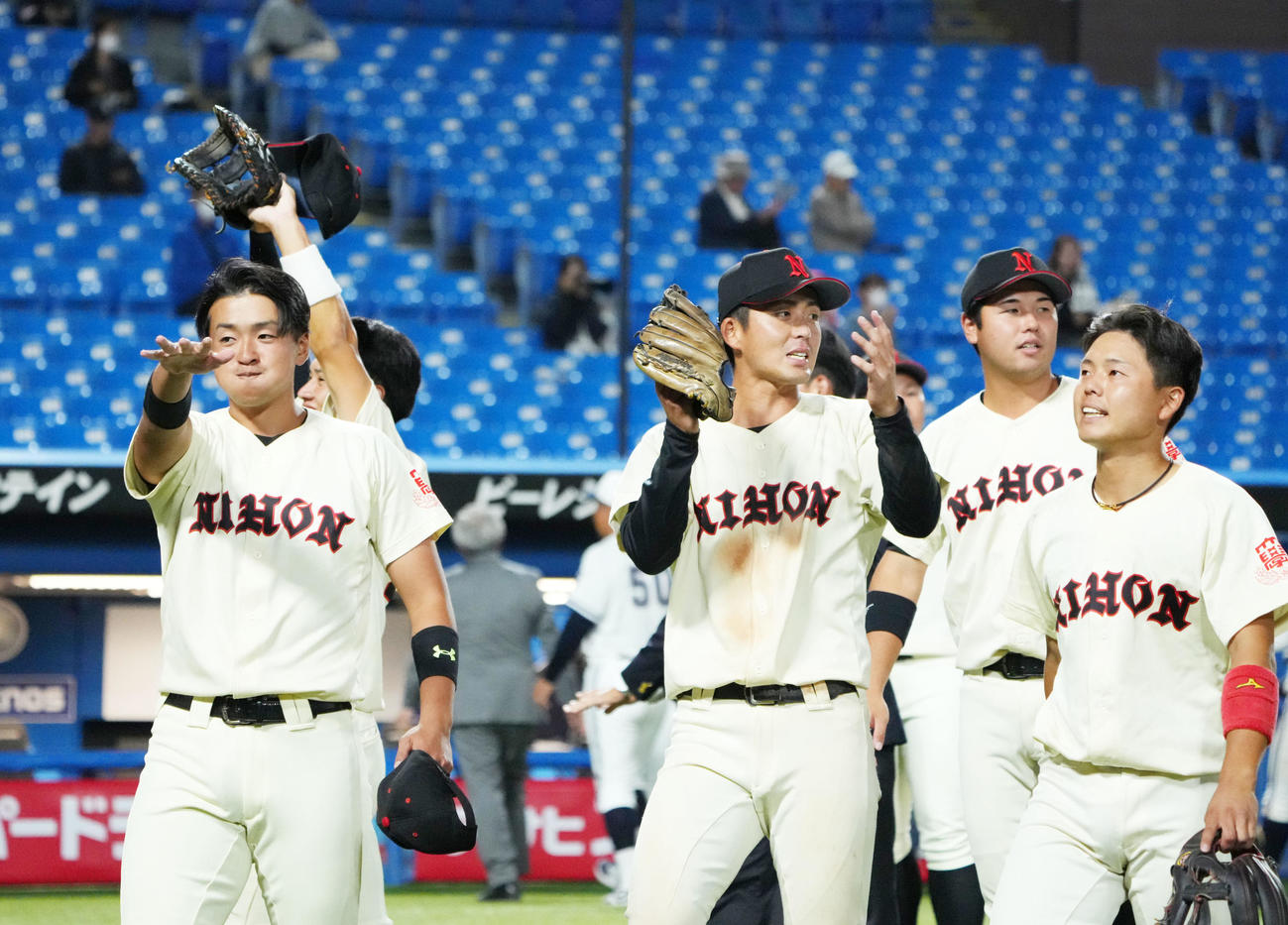 日大対中大　中大に勝利し笑顔を見せる日大ナイン（撮影・横山健太）