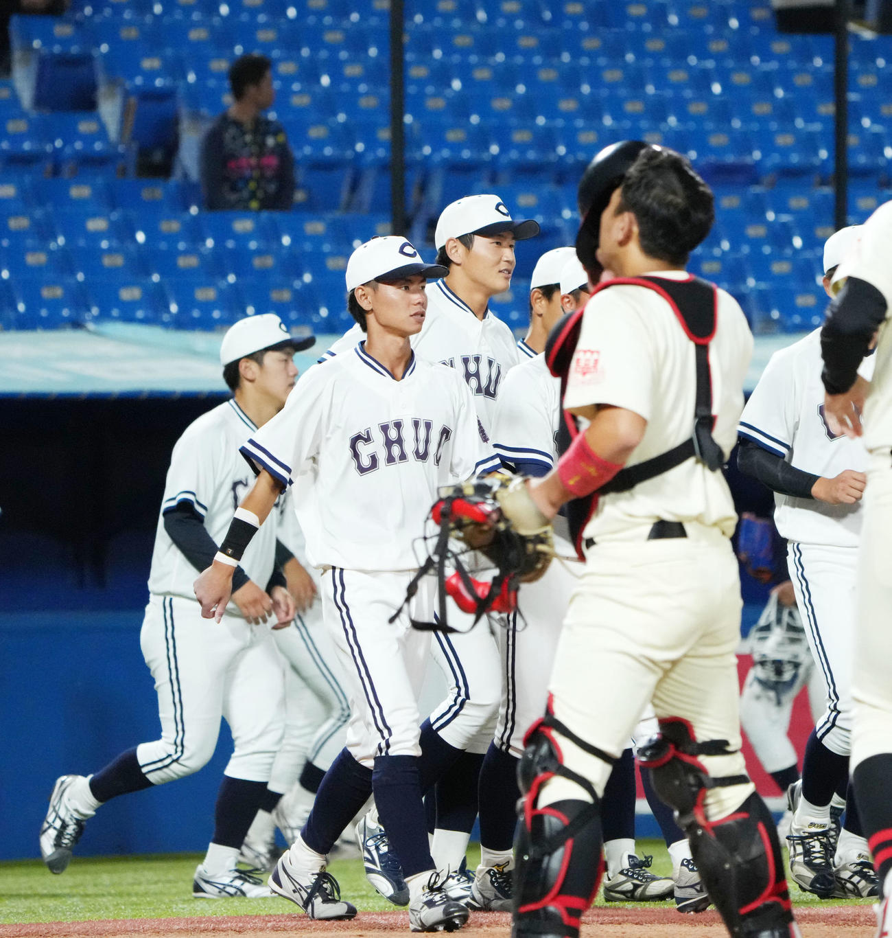 日大対中大　日大に敗れ肩を落とす中大ナイン（撮影・横山健太）