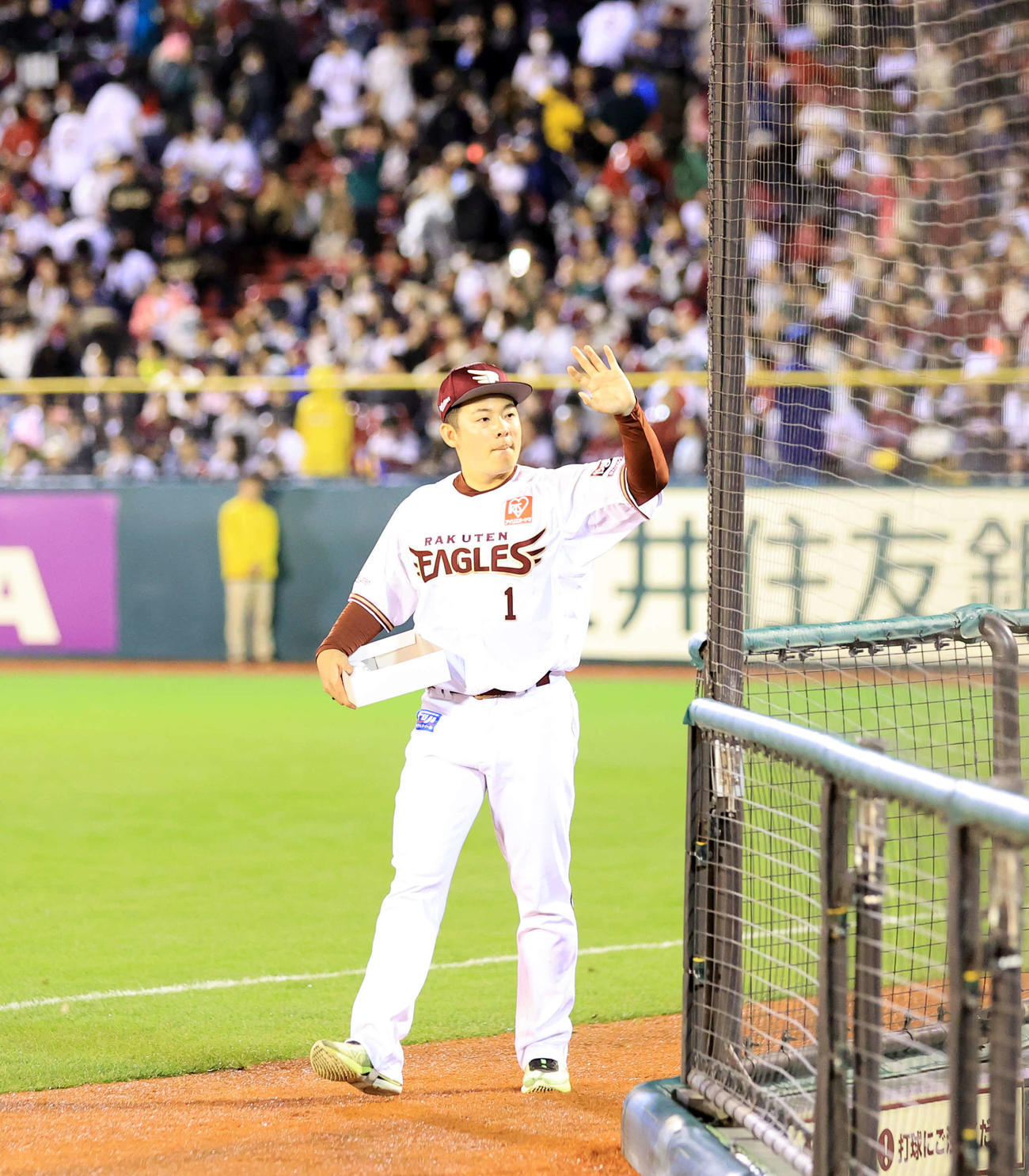 楽天対ロッテ　場内1周でファンに手を振る楽天松井裕樹（2023年10月10日撮影）