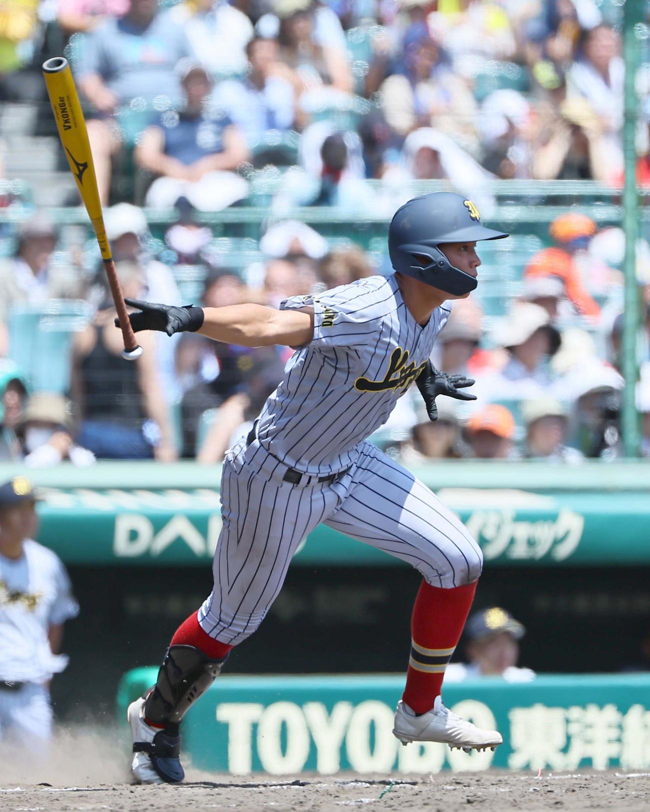 夏の甲子園1回戦の土浦日大戦で中前打を放つ上田西・横山聖哉