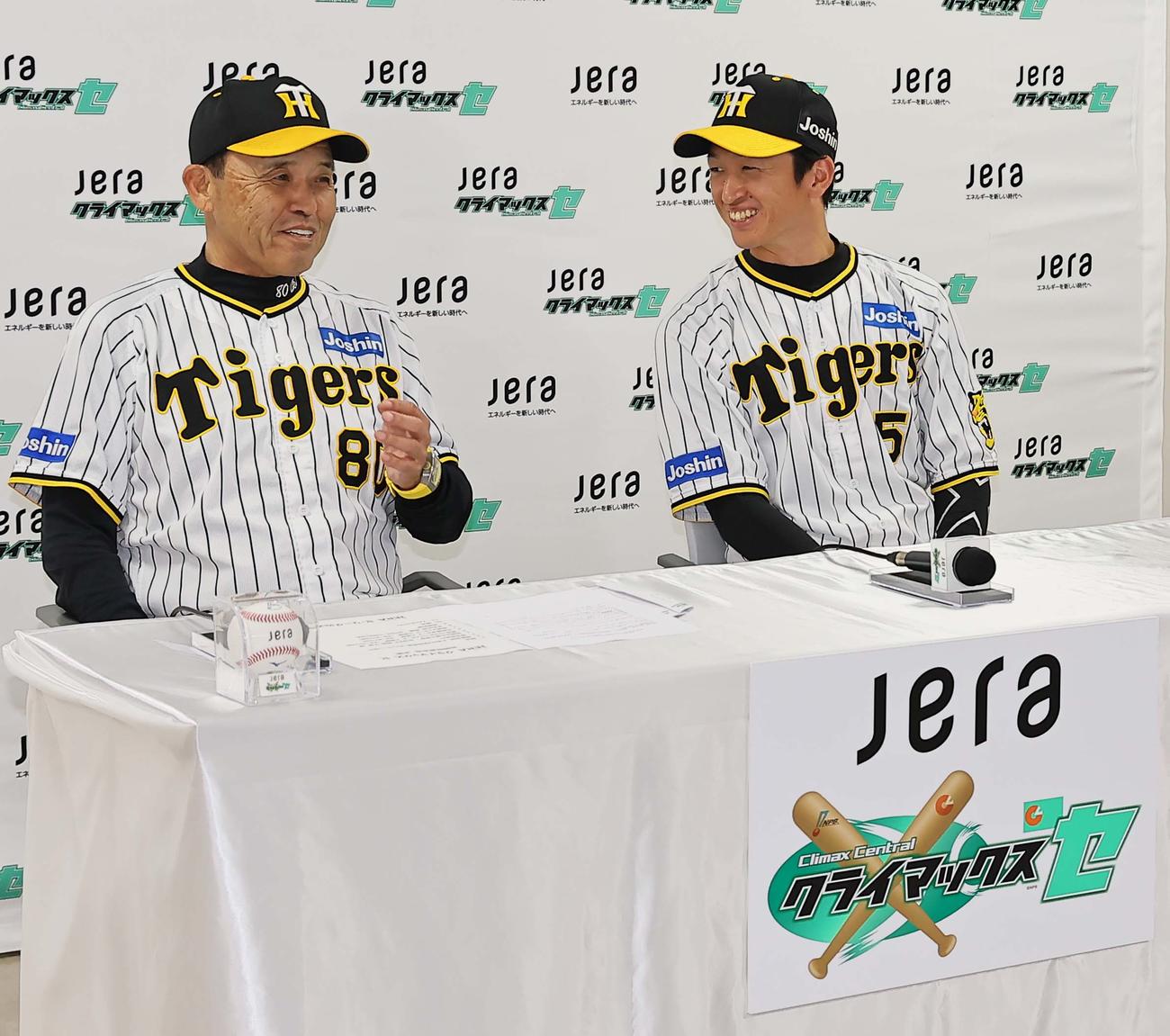 2023JERAクライマックスシリーズ　セの共同記者会見で笑顔を見せる岡田監督（左）と近本（撮影・上田博志）