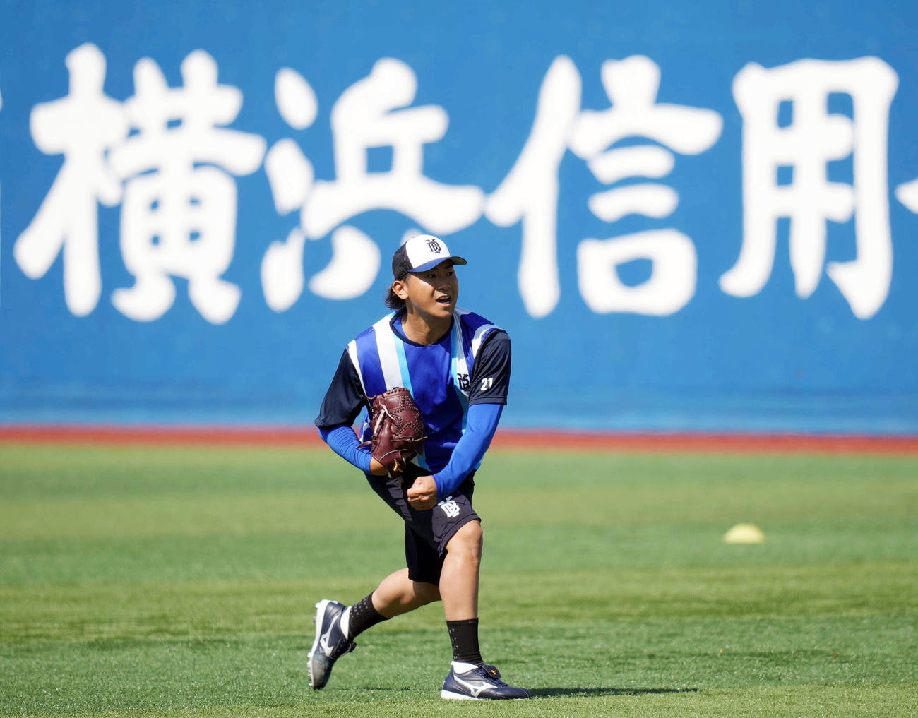 12日、キャッチボールをする今永（撮影・狩俣裕三）