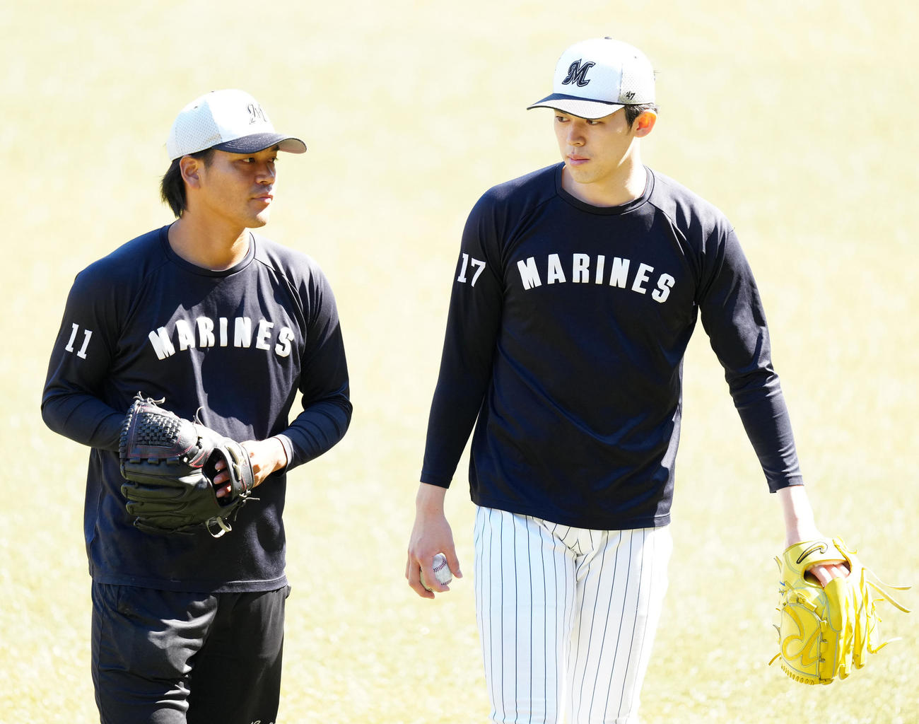 キャッチボールしたロッテ佐々木千（左）と佐々木朗（撮影・江口和貴）
