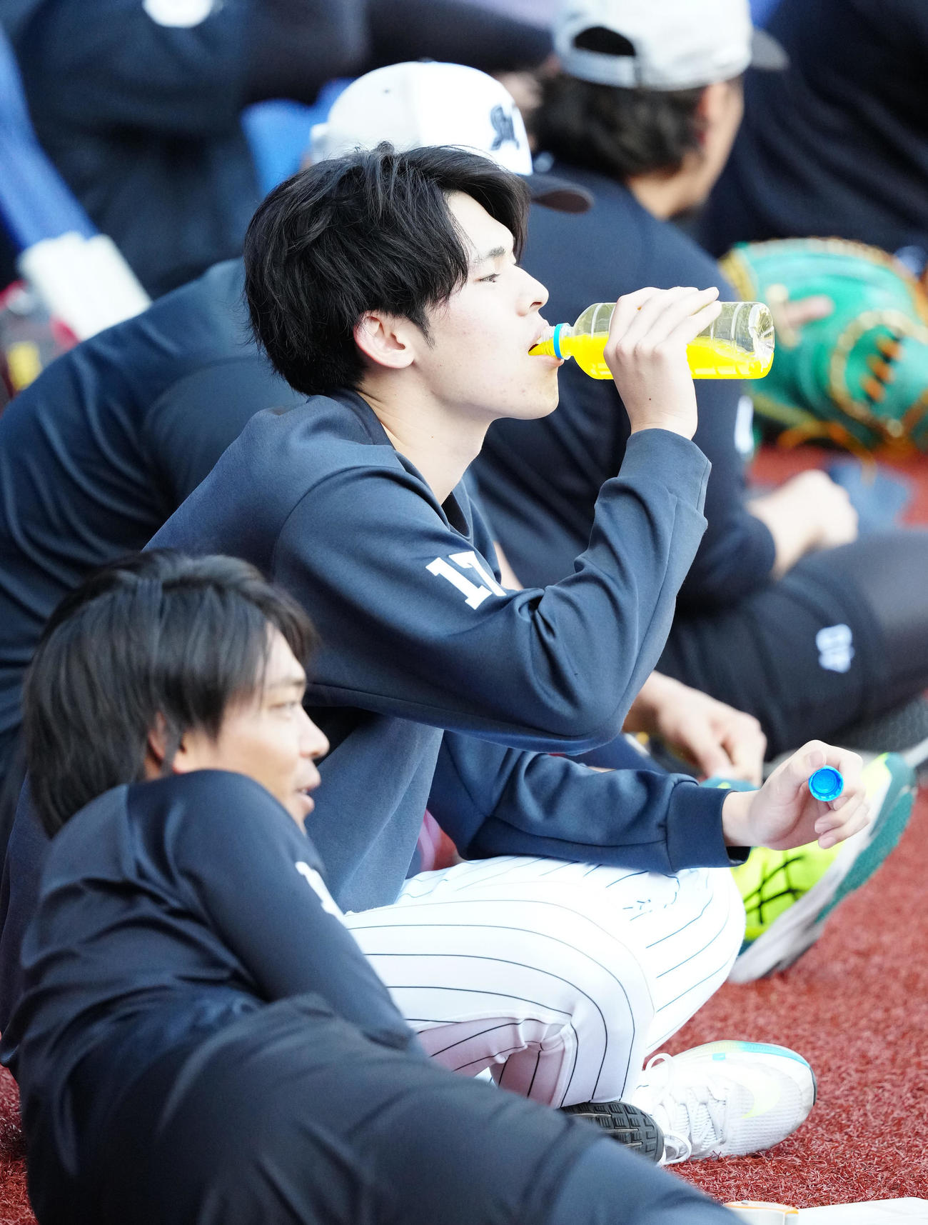 練習中、水分補給するロッテ佐々木朗（撮影・江口和貴）