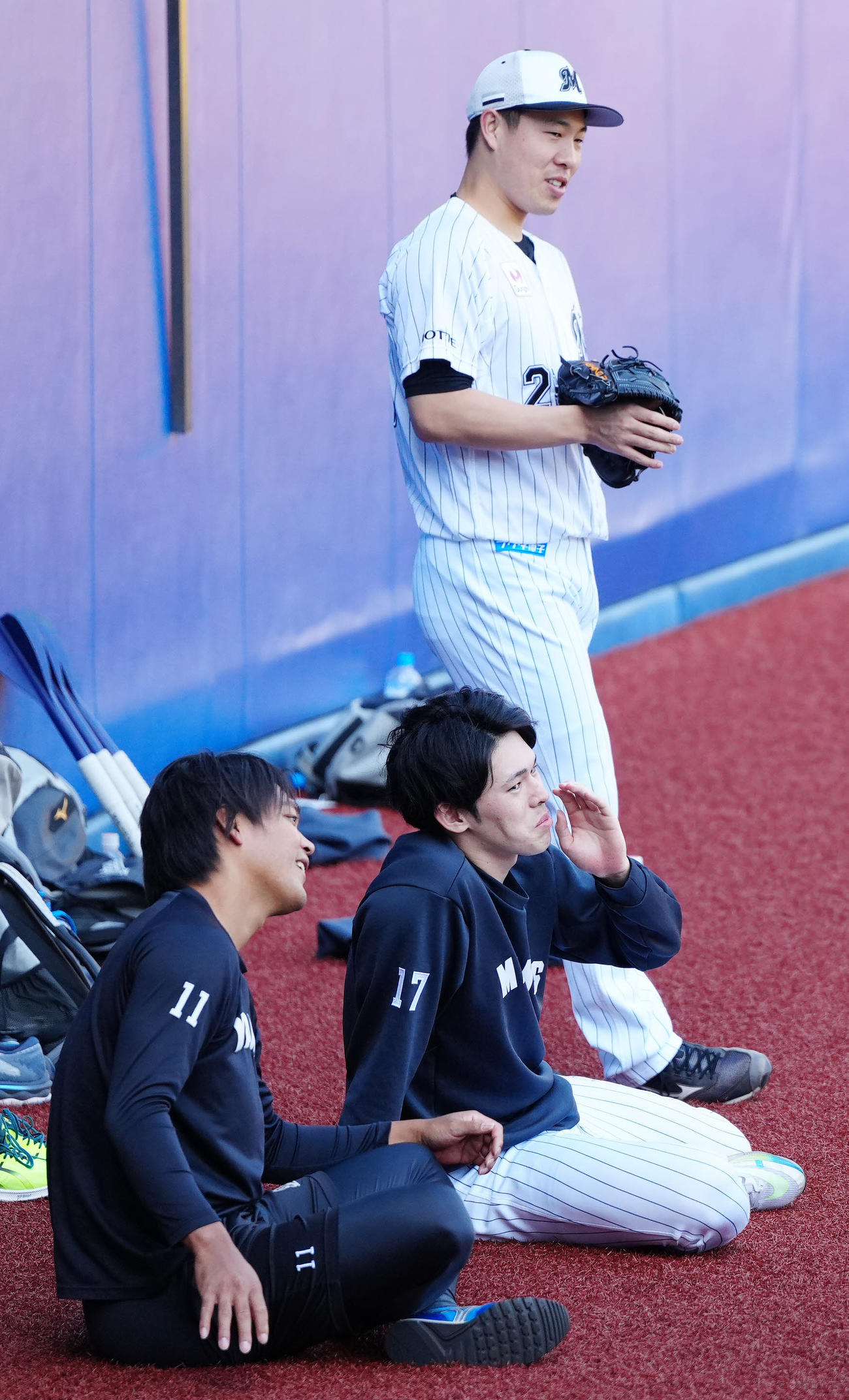 練習に臨むロッテ佐々木朗（中央）ら。手前は佐々木千、後方は西野（撮影・江口和貴）