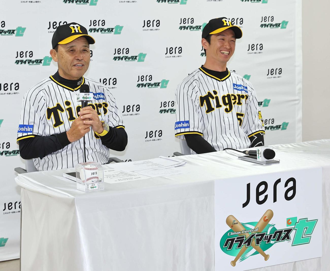 2023JERAクライマックスシリーズ　セの共同記者会見に出席した岡田監督（左）はファイナル初戦のキーマンに同席の近本をあげる（撮影・上田博志）