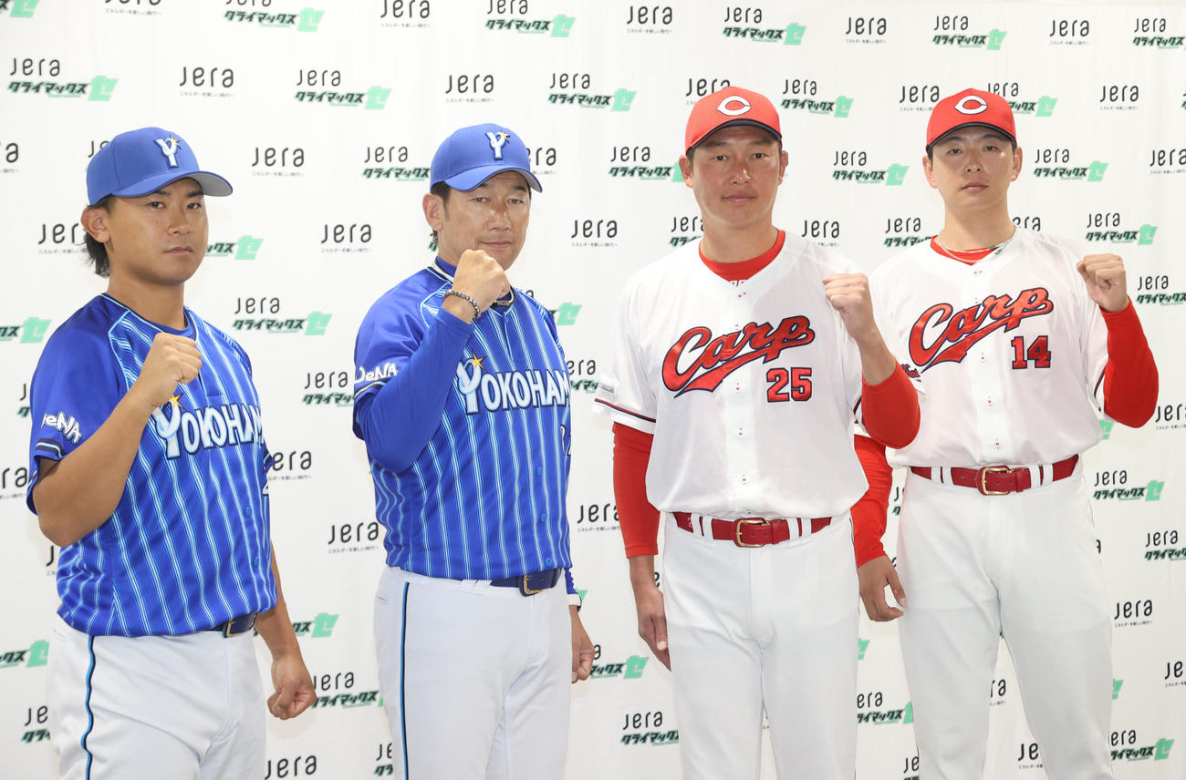 記念撮影に納まる左から今永、三浦監督、新井監督、大瀬良（撮影・梅根麻紀）
