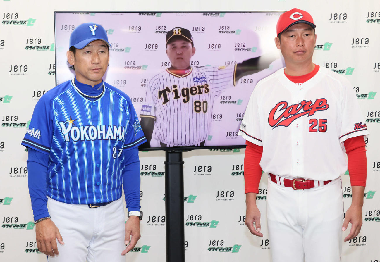 セCSファーストS前日会見後、モニター越しの阪神岡田監督は広島新井監督（右）に先制パンチをさく裂させた。左はDeNA三浦監督（撮影・加藤孝規）