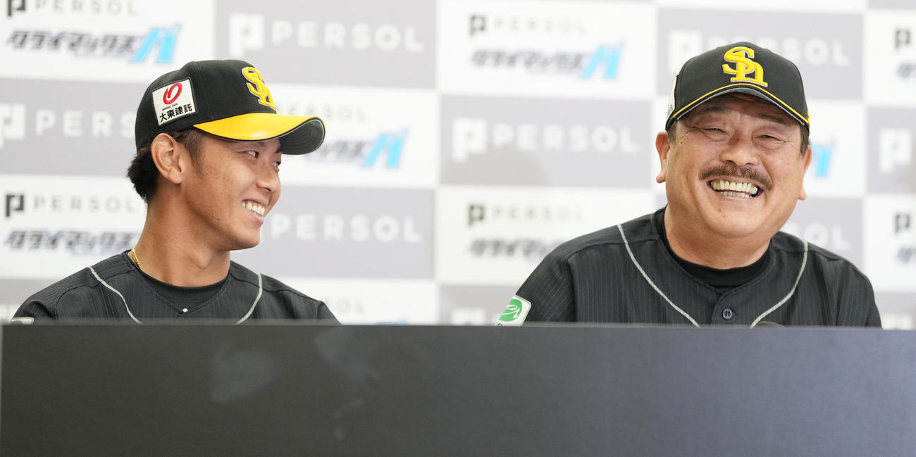前日記者会見で笑顔のソフトバンク藤本監督（右）と今宮（撮影・鈴木みどり）