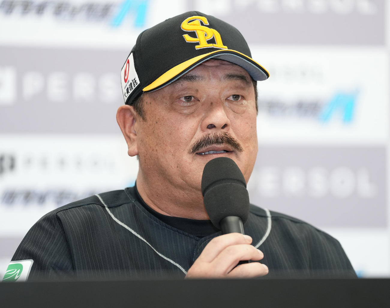 前日記者会見に臨むソフトバンク藤本監督（撮影・鈴木みどり）