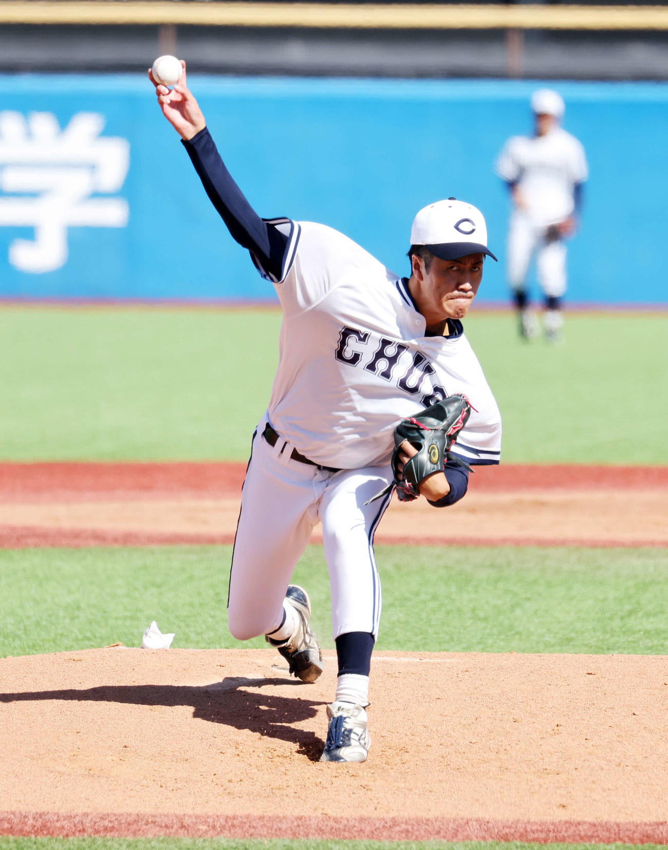 日大対中大　力投する中大先発の西舘（撮影・鈴木正人）