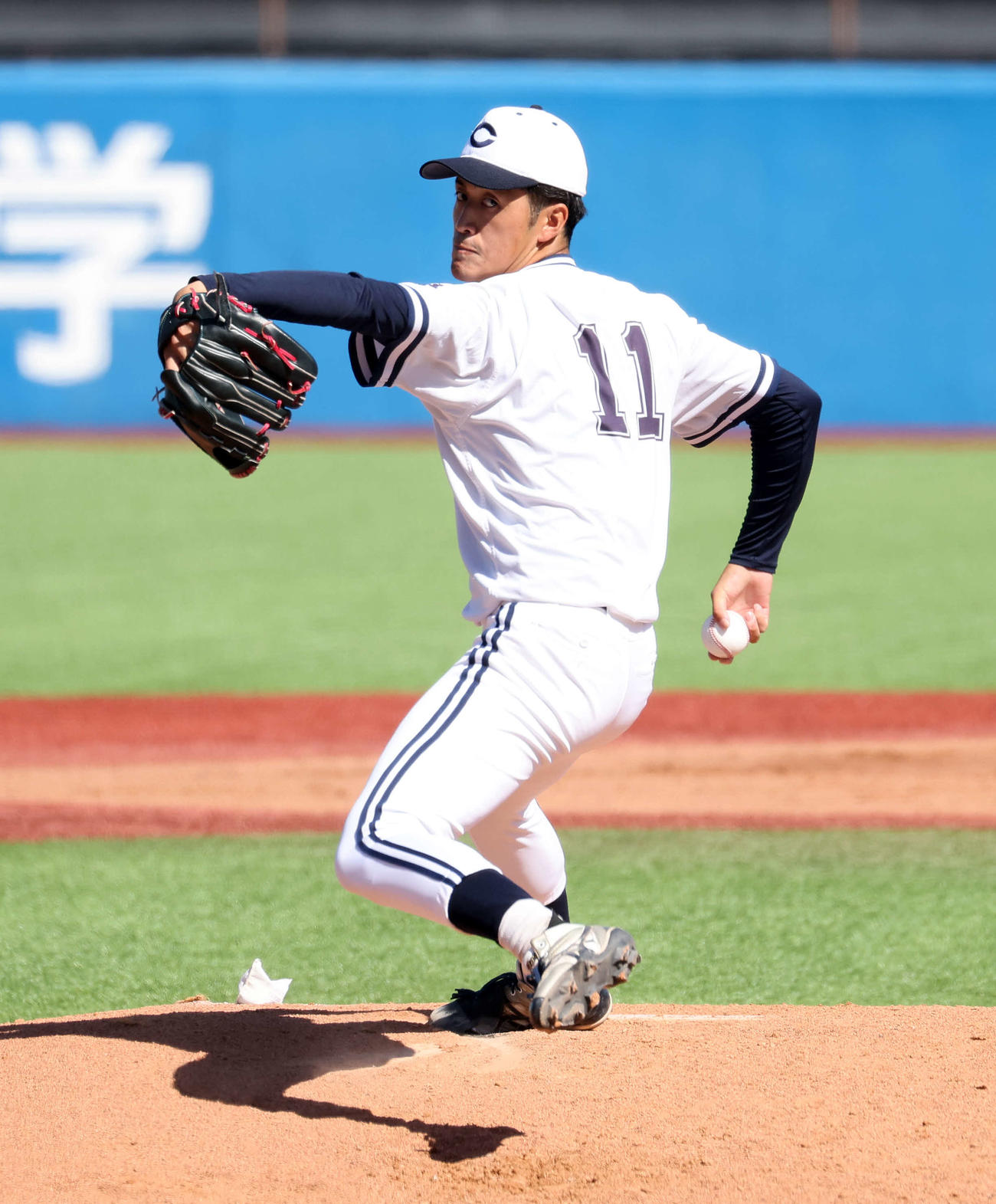 日大対中大　力投する中大先発の西舘（撮影・鈴木正人）