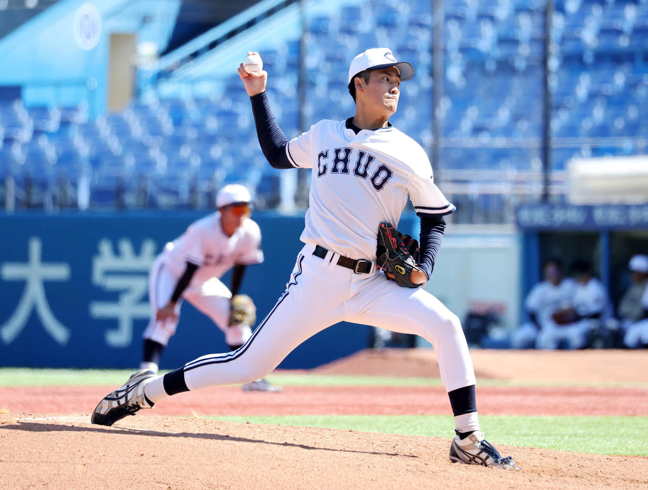 日大対中大　力投する中大先発の西舘（撮影・鈴木正人）