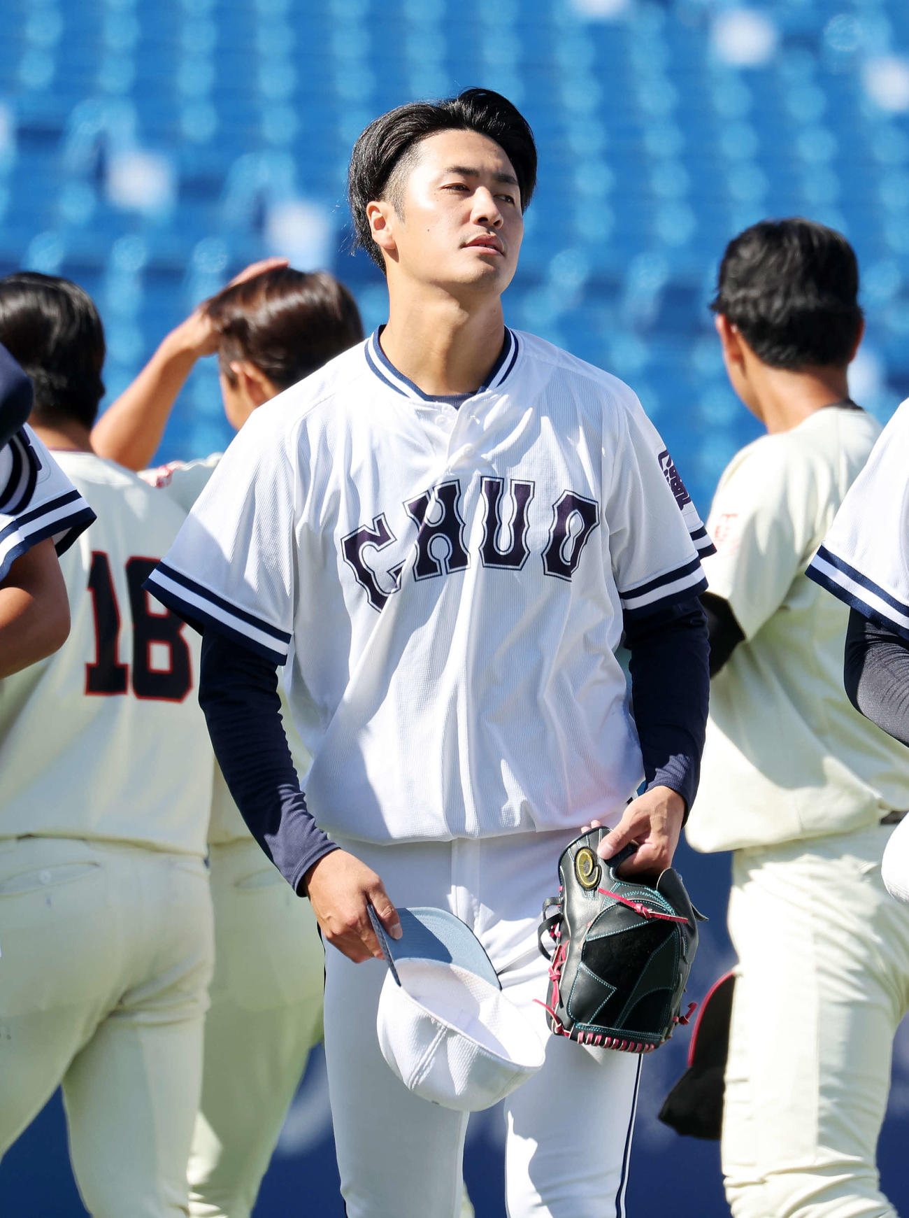日大対中大　敗戦し引き揚げる中大・西舘（撮影・鈴木正人）
