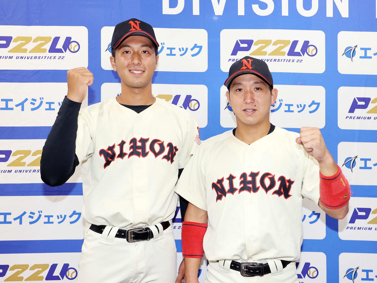 日大対中大　勝利し笑顔でガッツポーズする日大・市川（左）と友田（撮影・鈴木正人）