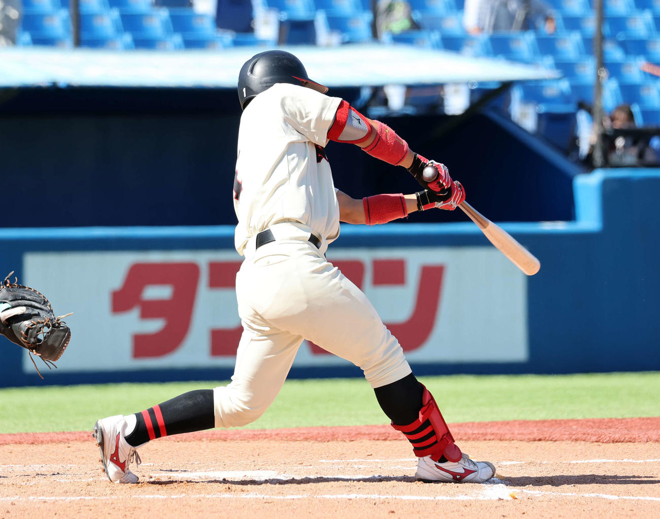 日大対中大　6回表日大1死満塁、友田は左前適時打を放つ（撮影・鈴木正人）