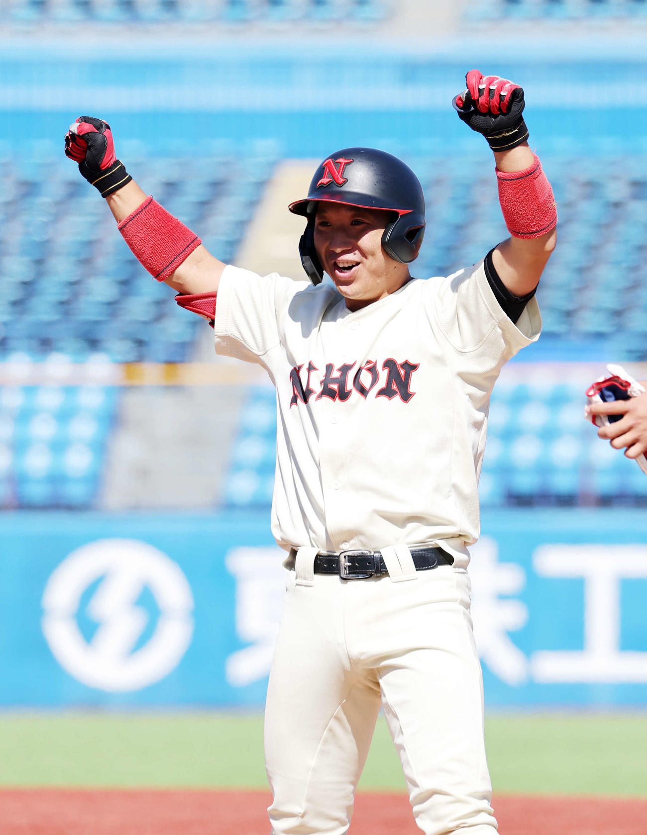 日大対中大　6回表日大1死満塁、友田は左前適時打を放ちガッツポーズ（撮影・鈴木正人）