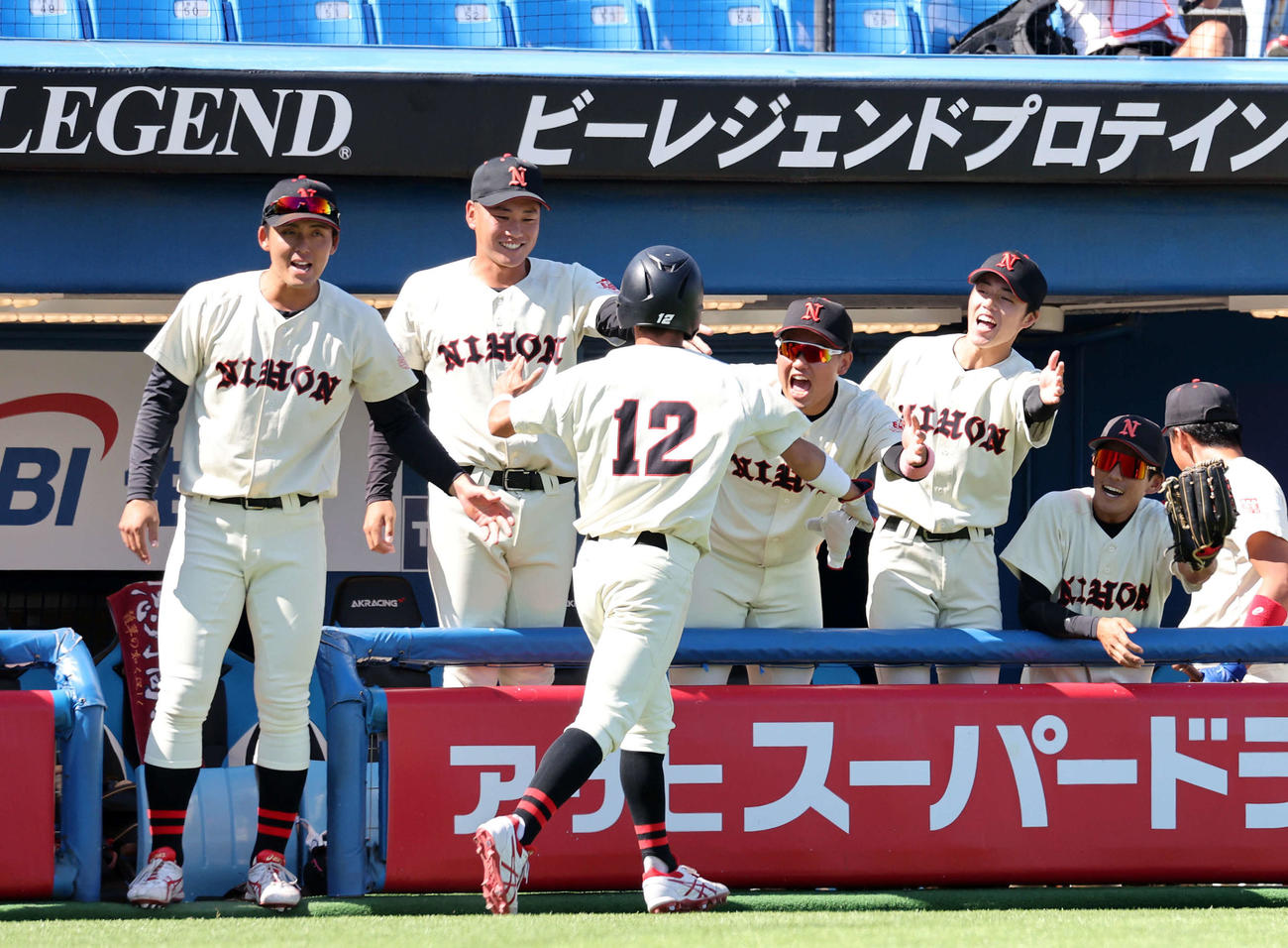 日大対中大　6回表日大1死満塁、友田の左前適時打で千田（中央）が生還し喜び迎える選手たち（撮影・鈴木正人）