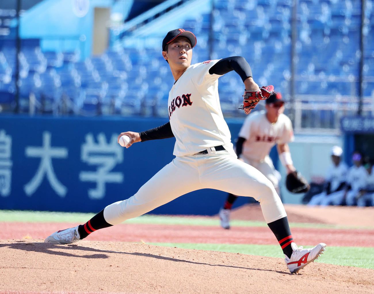 日大対中大　力投する日大先発の市川（撮影・鈴木正人）