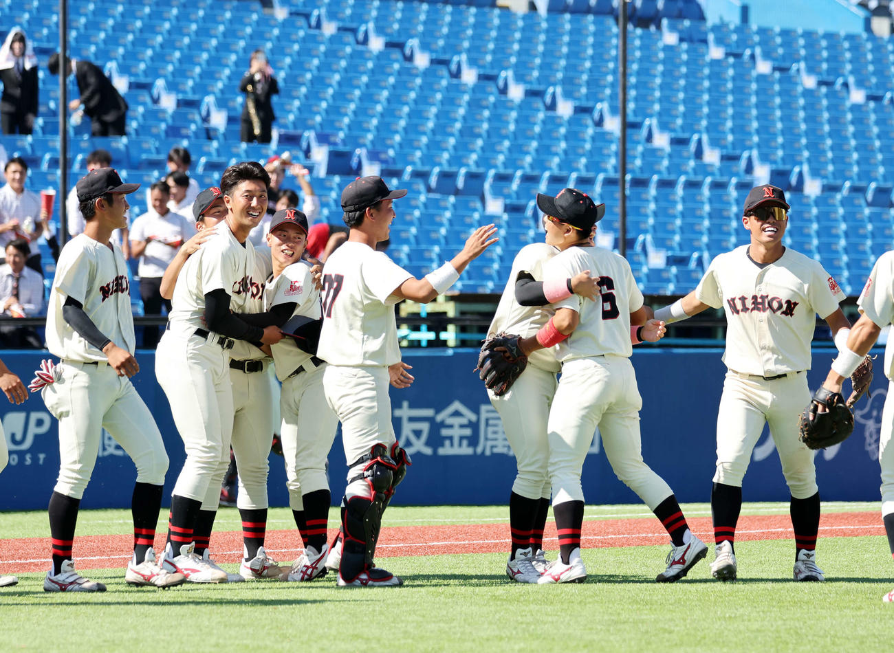 日大対中大　勝利し喜ぶ日大の選手たち、左から2人目は市川（撮影・鈴木正人）